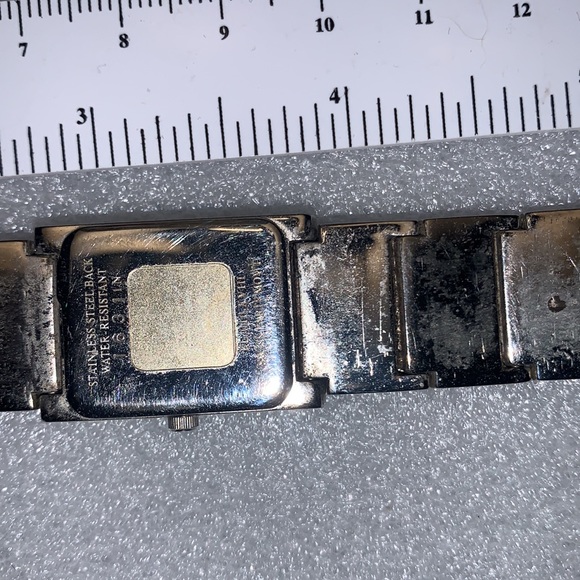 Givenchy watch silver tone and shell pearl front face. - Picture 3 of 12